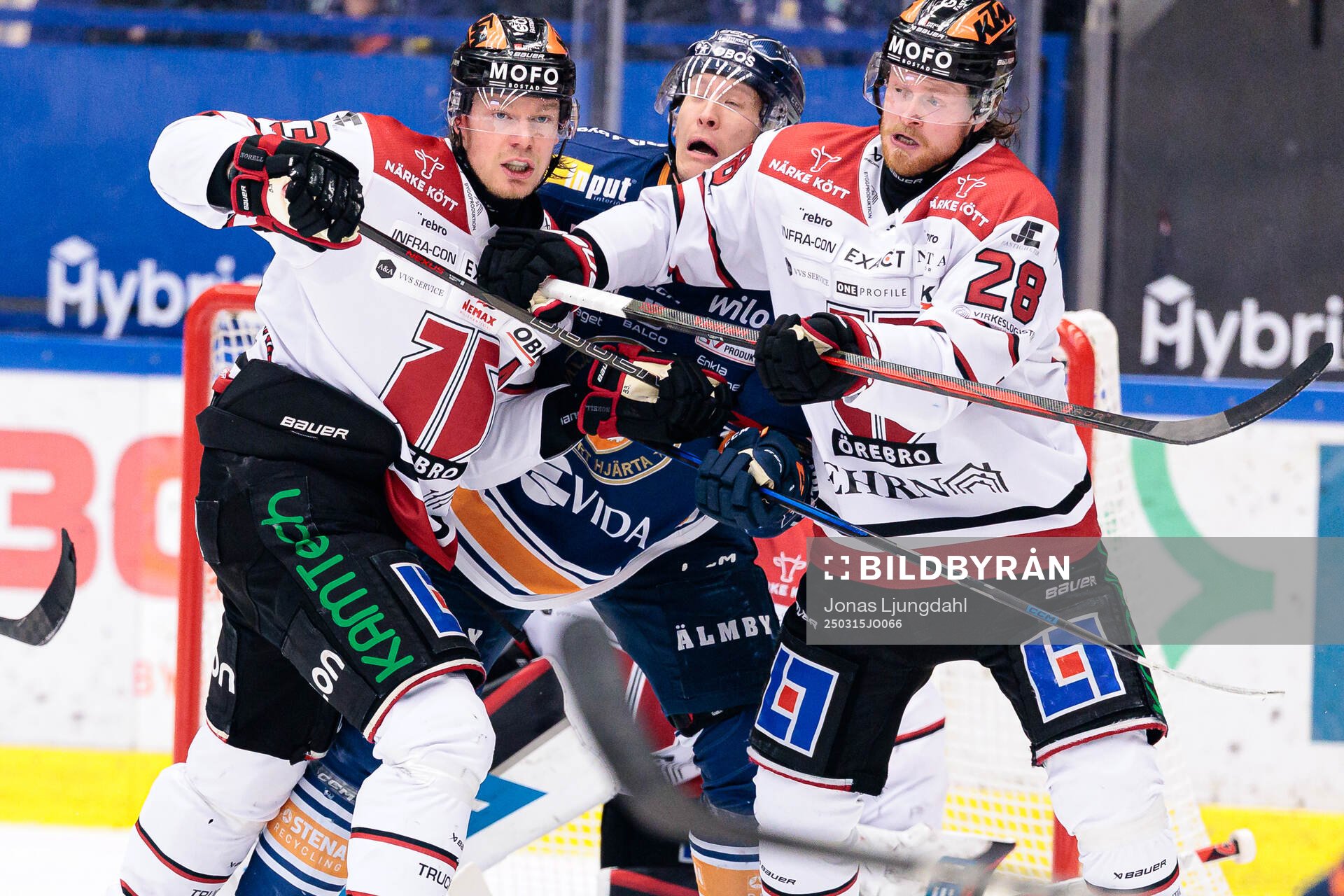 Växjös Emil Sylvegård mellan Örebros Christopher