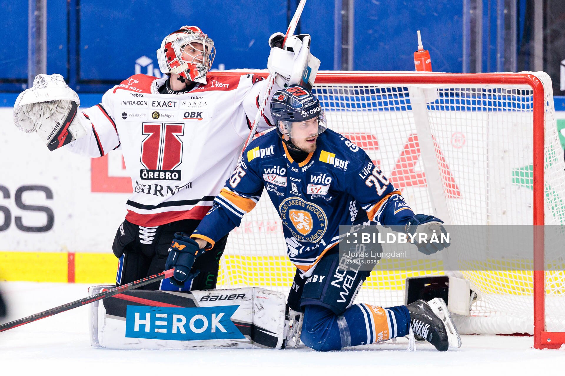 Örebros målvakt Jonas Arntzen och Växjös Emil Larsson