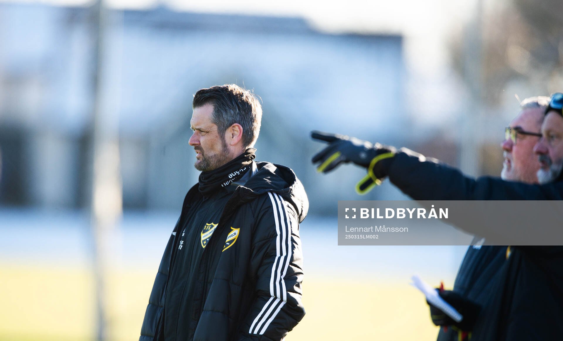 IFK Hässleholms tränare Fredrik Ahlgren i träningsmatchen mellan IFK Hässleholm och Älmhults IF i Sösdala 15 mars 2025.