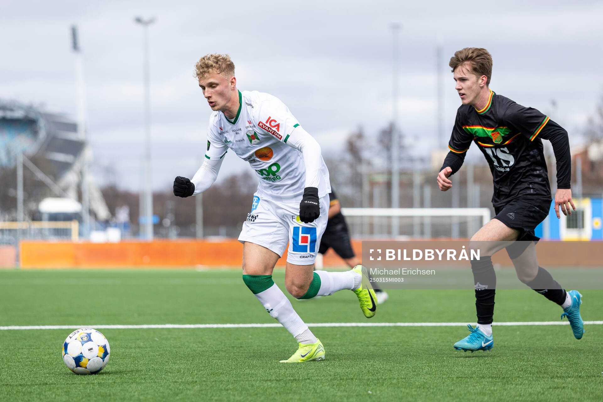 Varbergs Liam Olausson och GAIS Daniel Bengtsson under träningsmatchen i fotboll mellan GAIS och Varberg den 15 mars 2025 i Göteborg. 