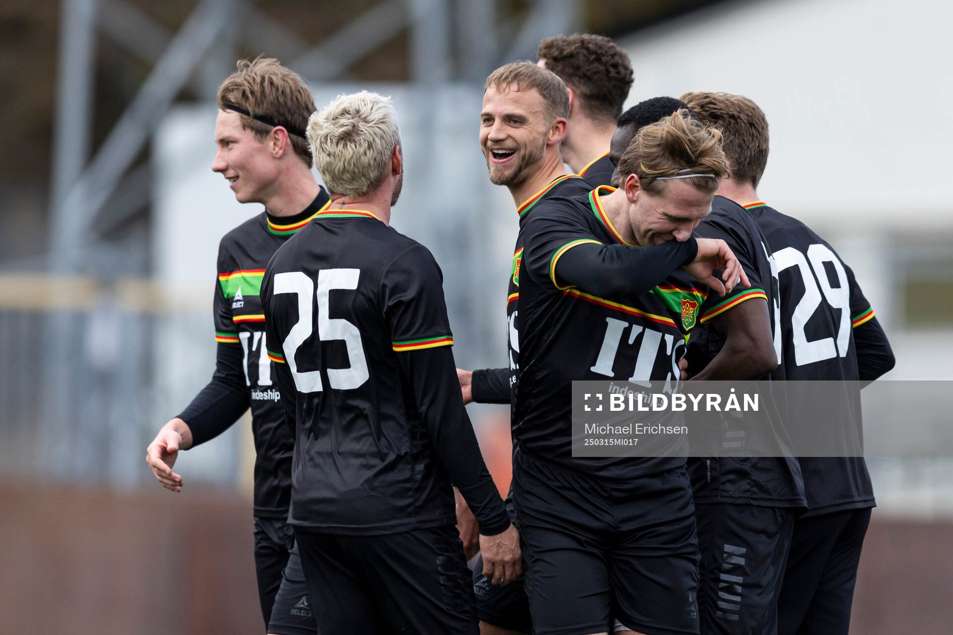 GAIS Gustav Lundgren jublar efter 1-1 under träningsmatchen i fotboll mellan GAIS och Varberg den 15 mars 2025 i Göteborg. 