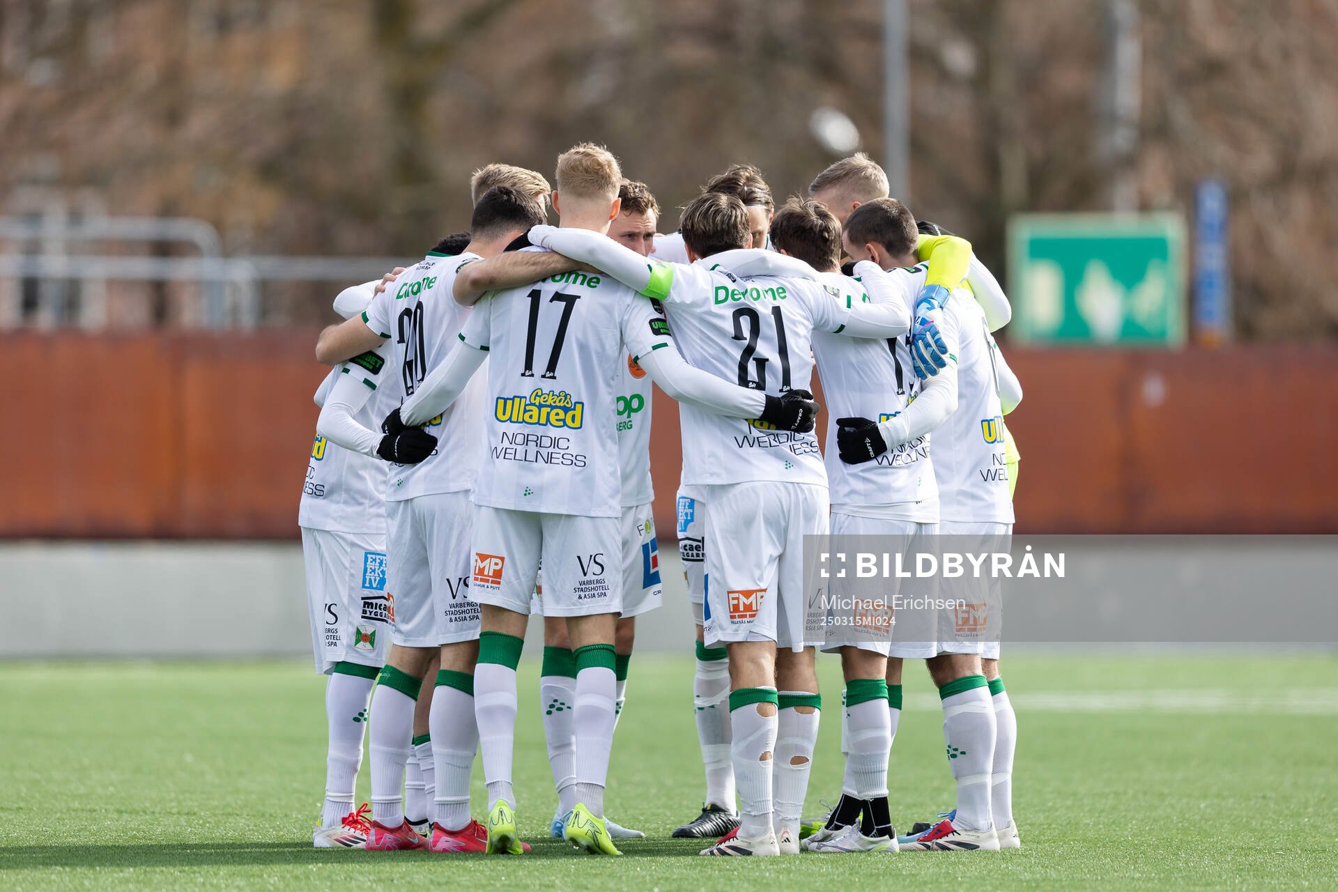 Varbergs spelare samlade inför träningsmatchen i fotboll mellan GAIS och Varberg den 15 mars 2025 i Göteborg. 