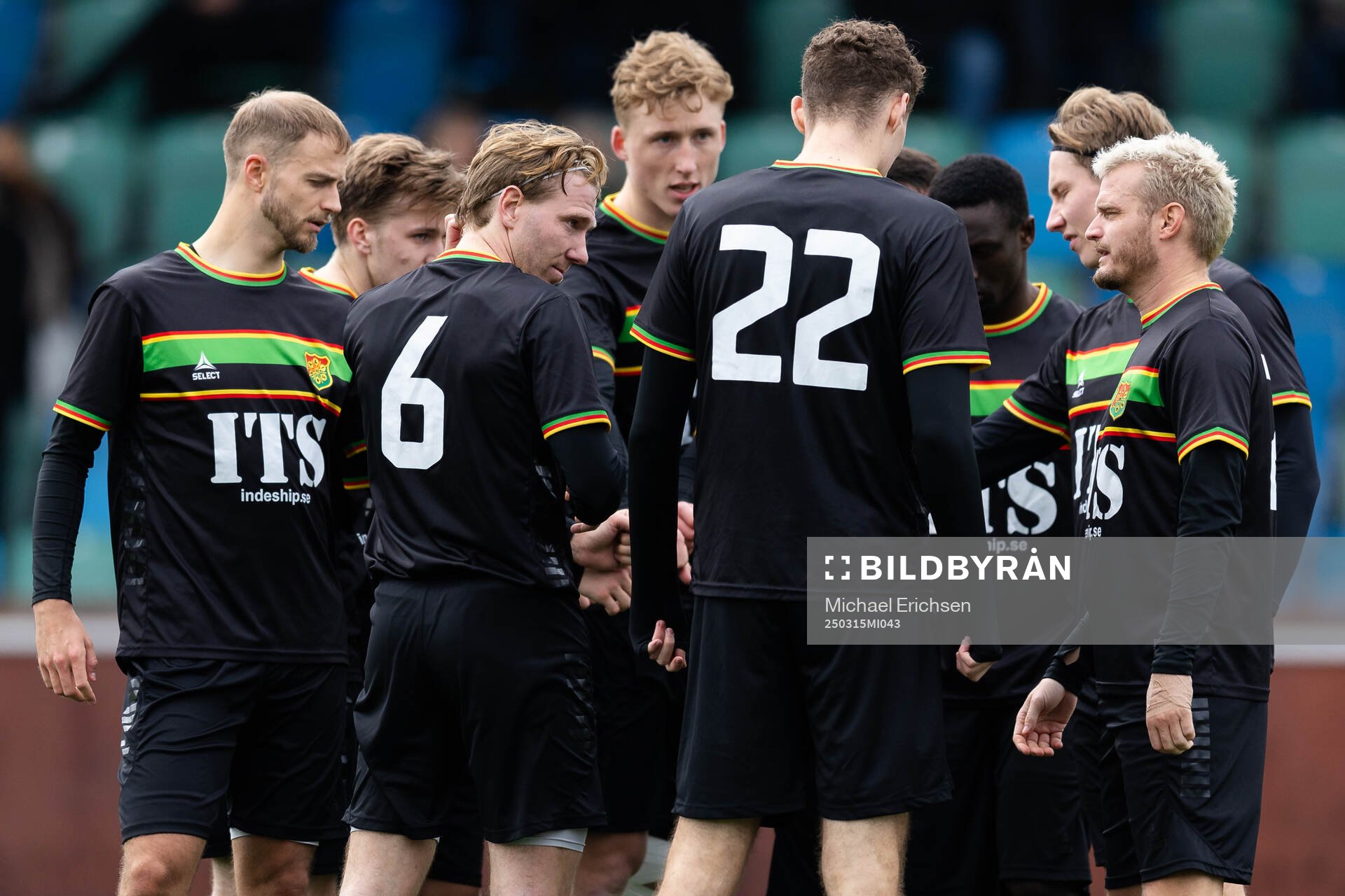 GAIS spelare samlade under träningsmatchen i fotboll mellan GAIS och Varberg den 15 mars 2025 i Göteborg. 