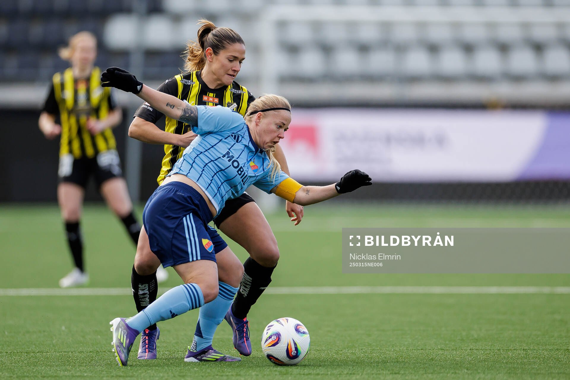 Djurgårdens Therese Åsland och Häckens Mary Caroline Wickenheiser under fotbollsmatchen i Svenska Cupen mellan Häcken och Djurgården den 15 mars 2025 i Göteborg.