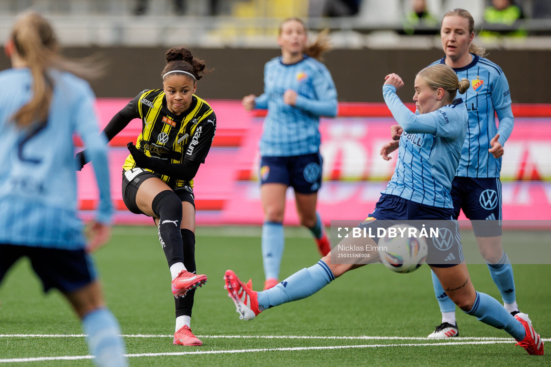 Häckens Felicia Schröder och Djurgårdens Nanne Ruuskanen under fotbollsmatchen i Svenska Cupen mellan Häcken och Djurgården den 15 mars 2025 i Göteborg.