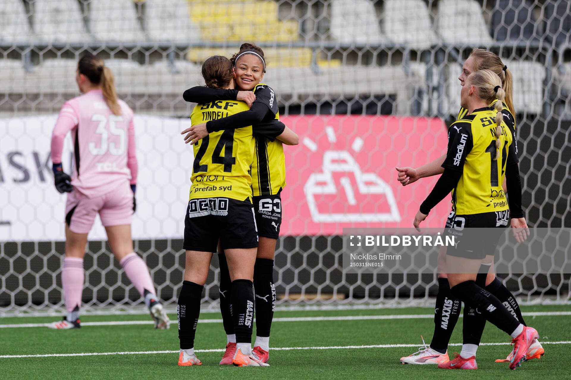 Häckens Felicia Schröder och Tabby Tindell jublar