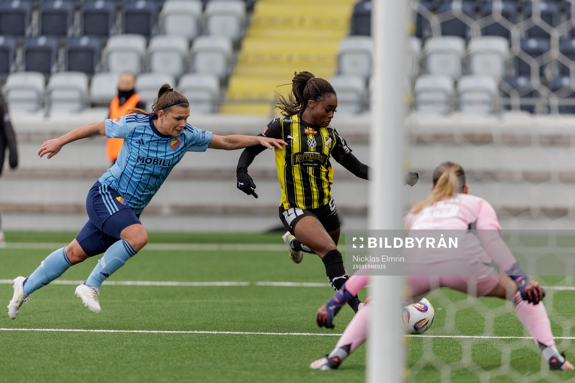 Djurgårdens Alexsandra Lobanova och Häckens Monica Jusu