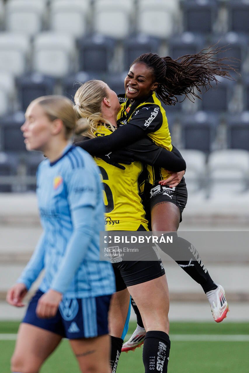 Häckens Alexandra Larsson och Monica Jusu Bah jublar