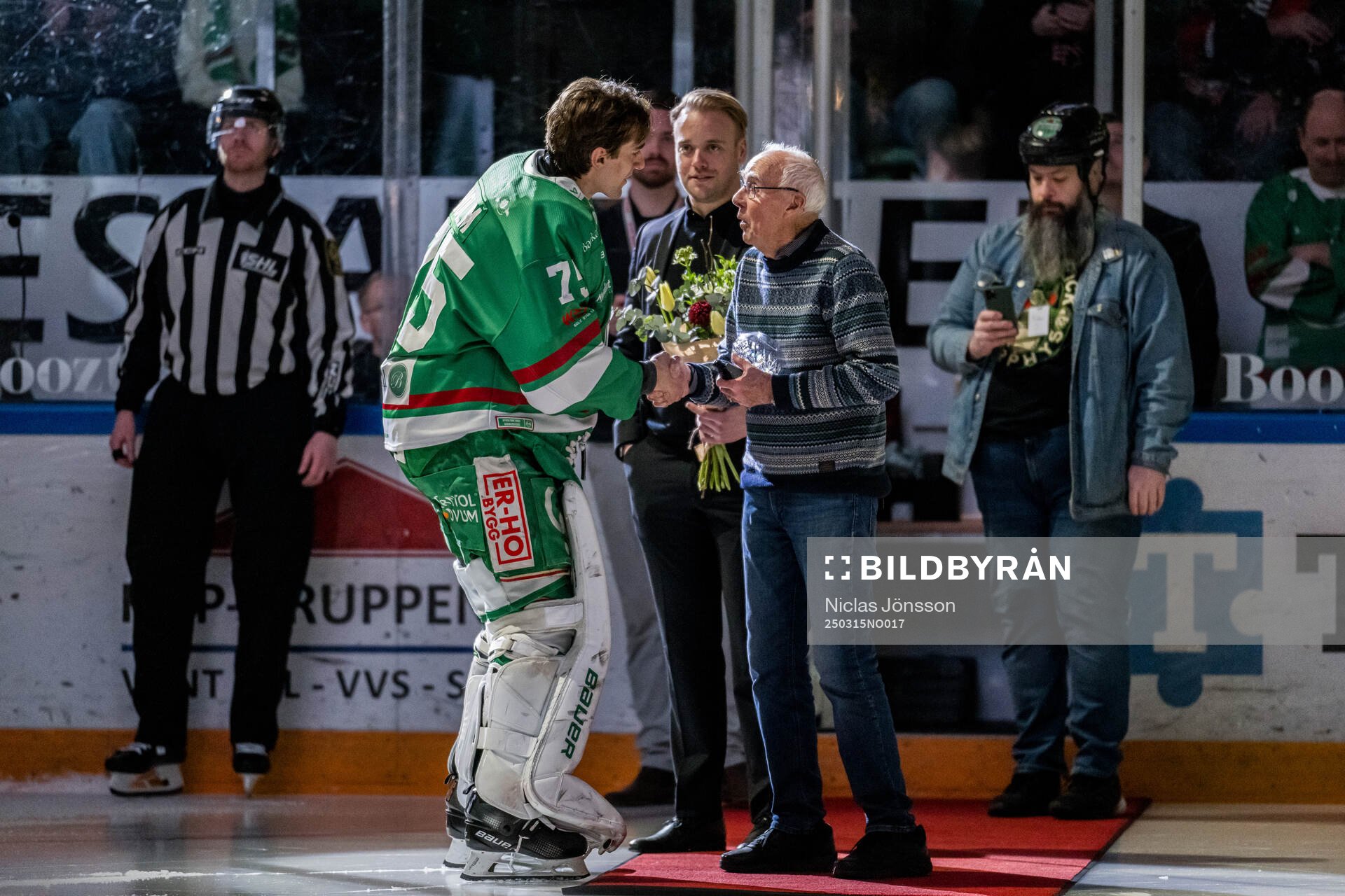 Leif Honken Holmqvist delar ut Honken trophy till Rögles
