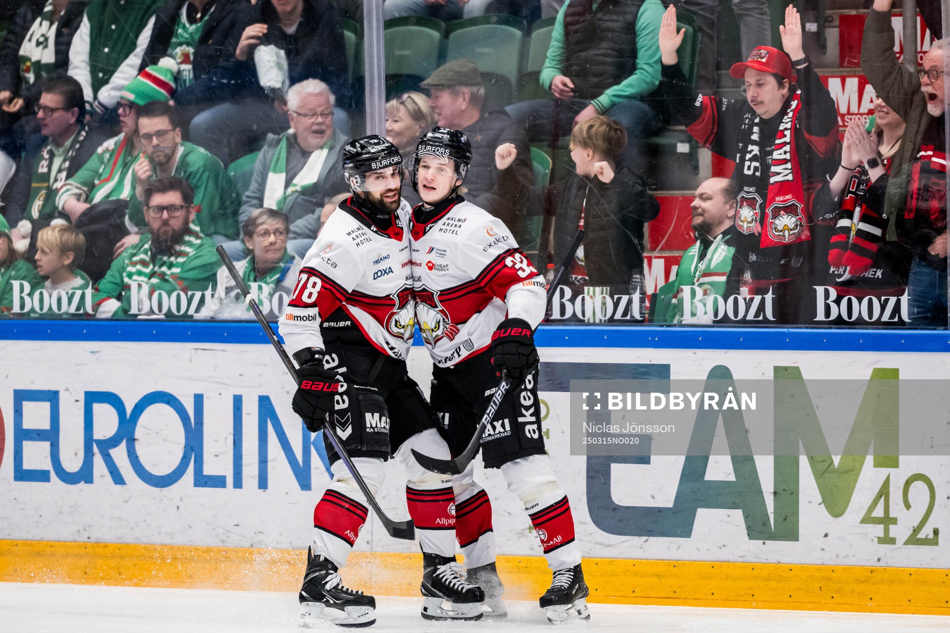 Malmö Redhawks Robin Hanzl och Joona Ikonen jublar