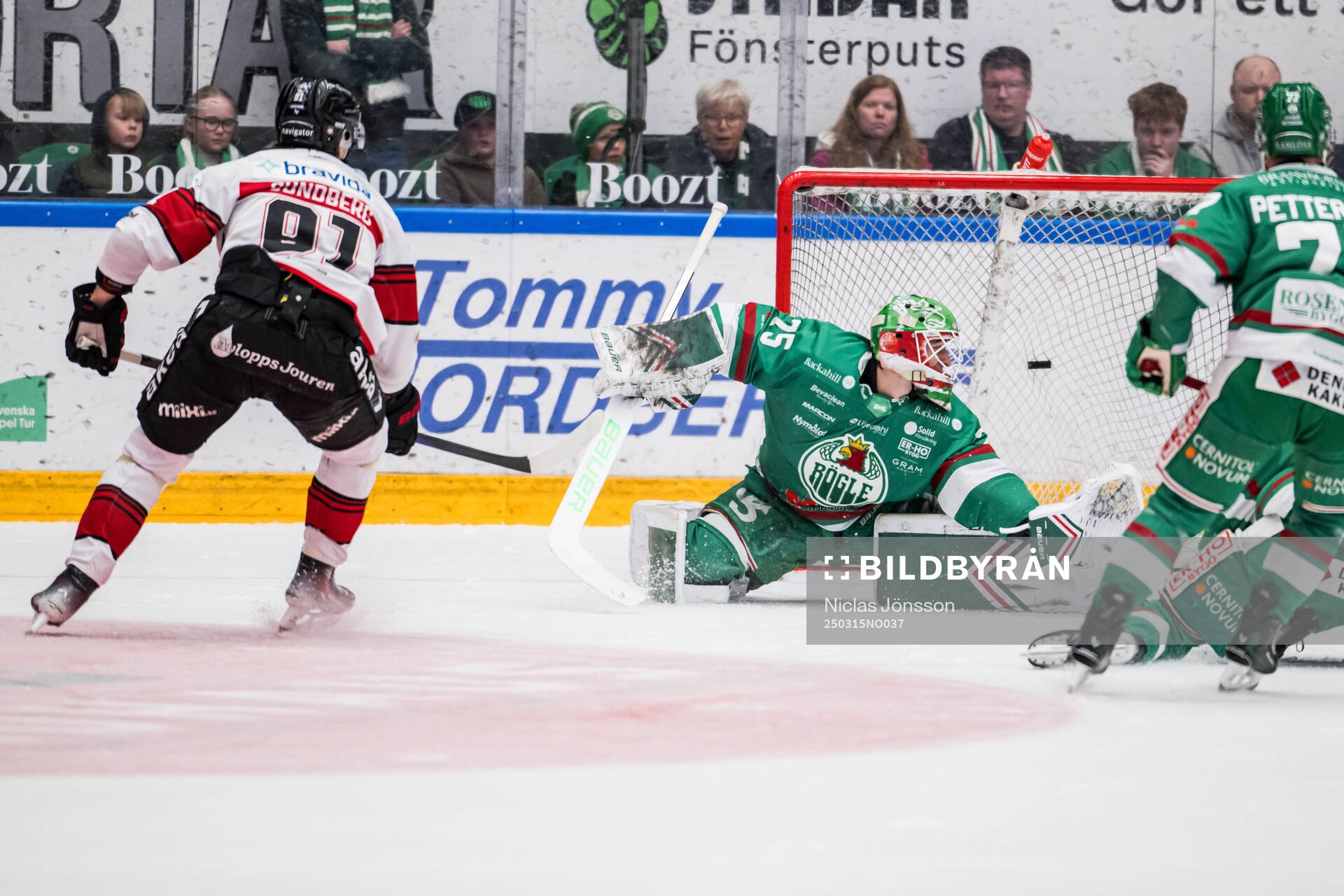 Malmö Redhawks Axel Sundberg och Rögles målvakt Arvid