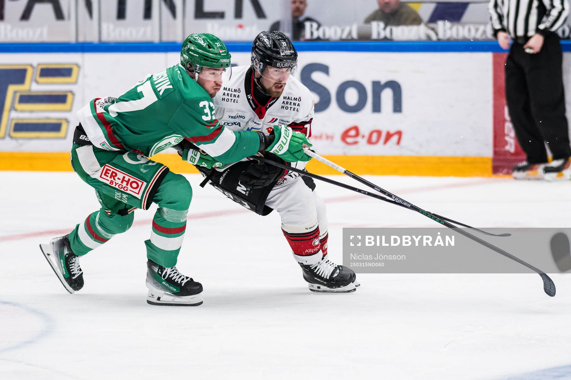 Rögles Albin Sundsvik och Malmö Redhawks Johan Ivarsson