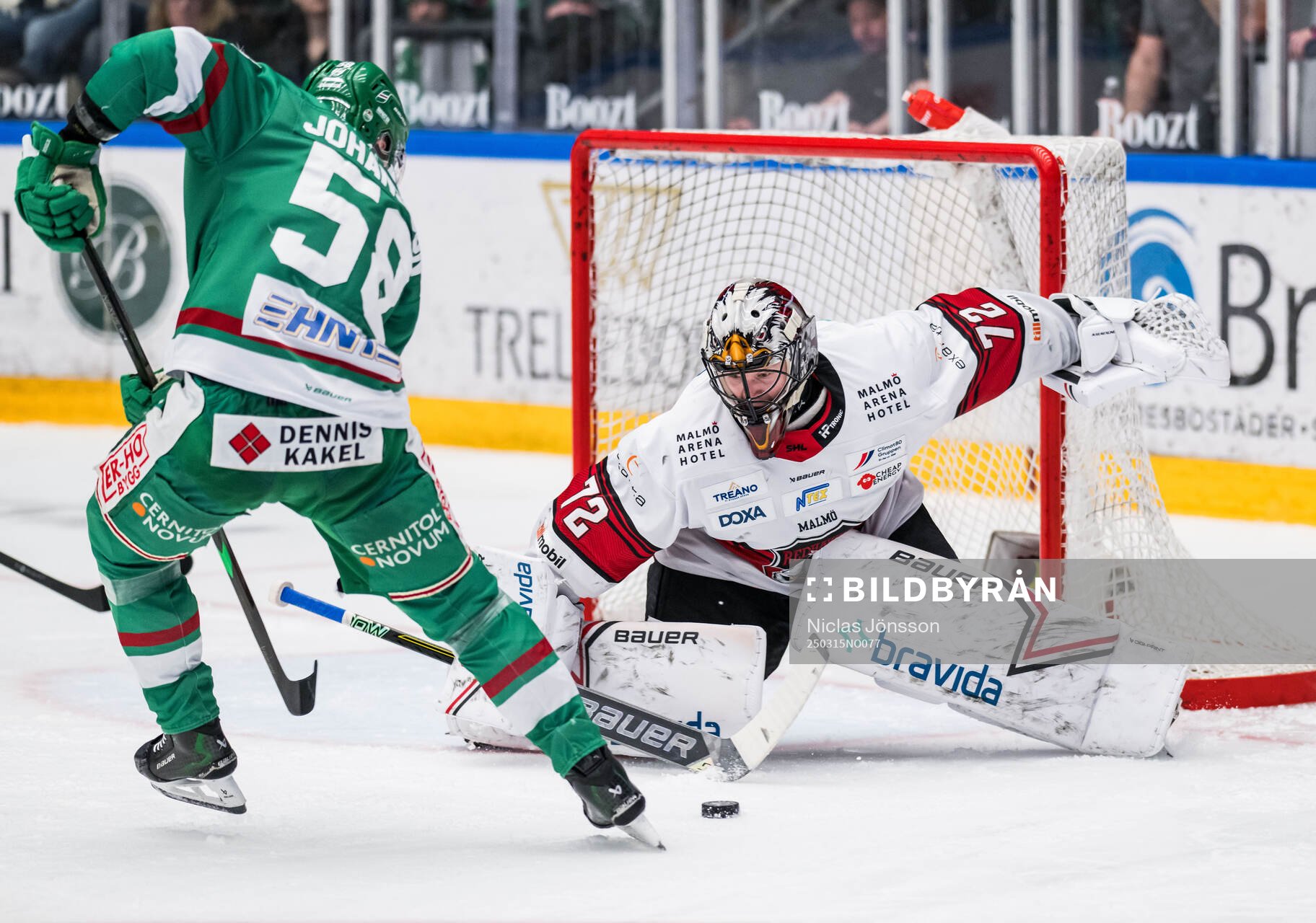 Rögles Filip Johansson och Malmö Redhawks målvakt Daniel