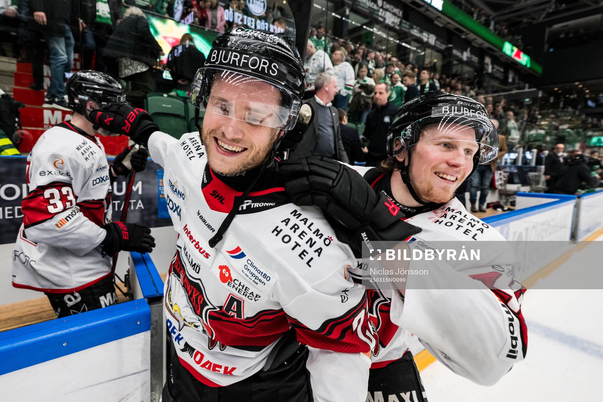 Malmö Redhawks Christoffer Forsberg och Robin Salo jublar