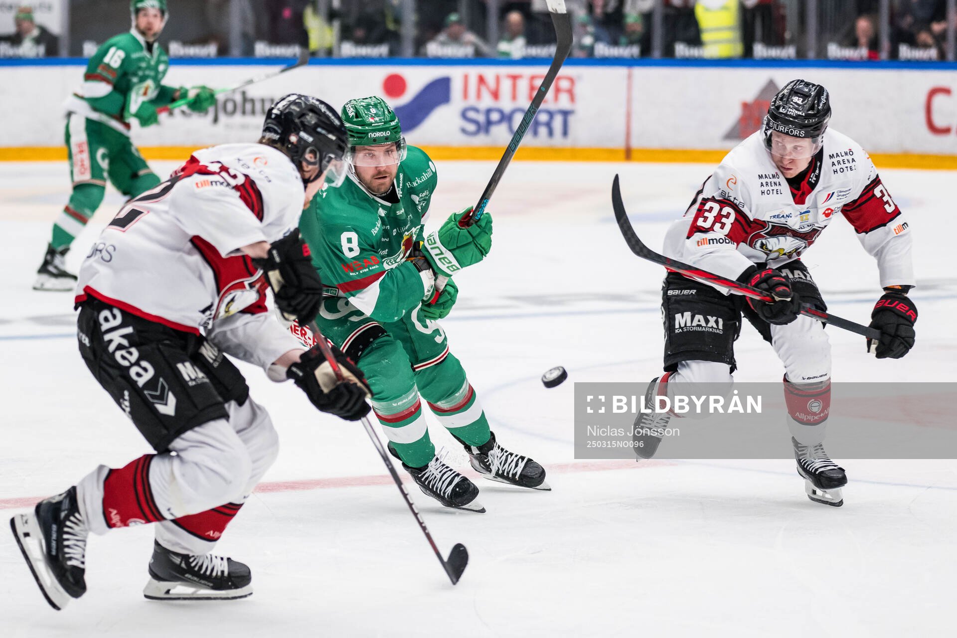 Rögles Linus Sandin och Malmö Redhawks Lassi Thomson
