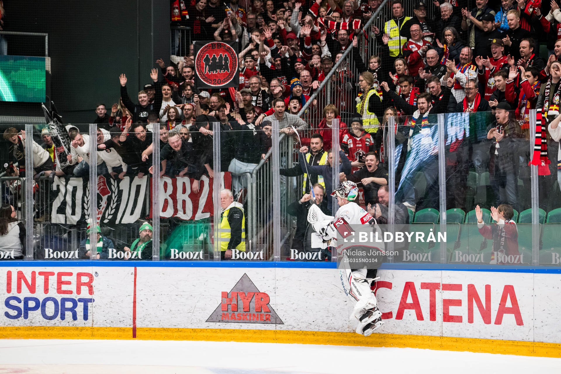 Malmö Redhawks målvakt Daniel Marmenlind jublar