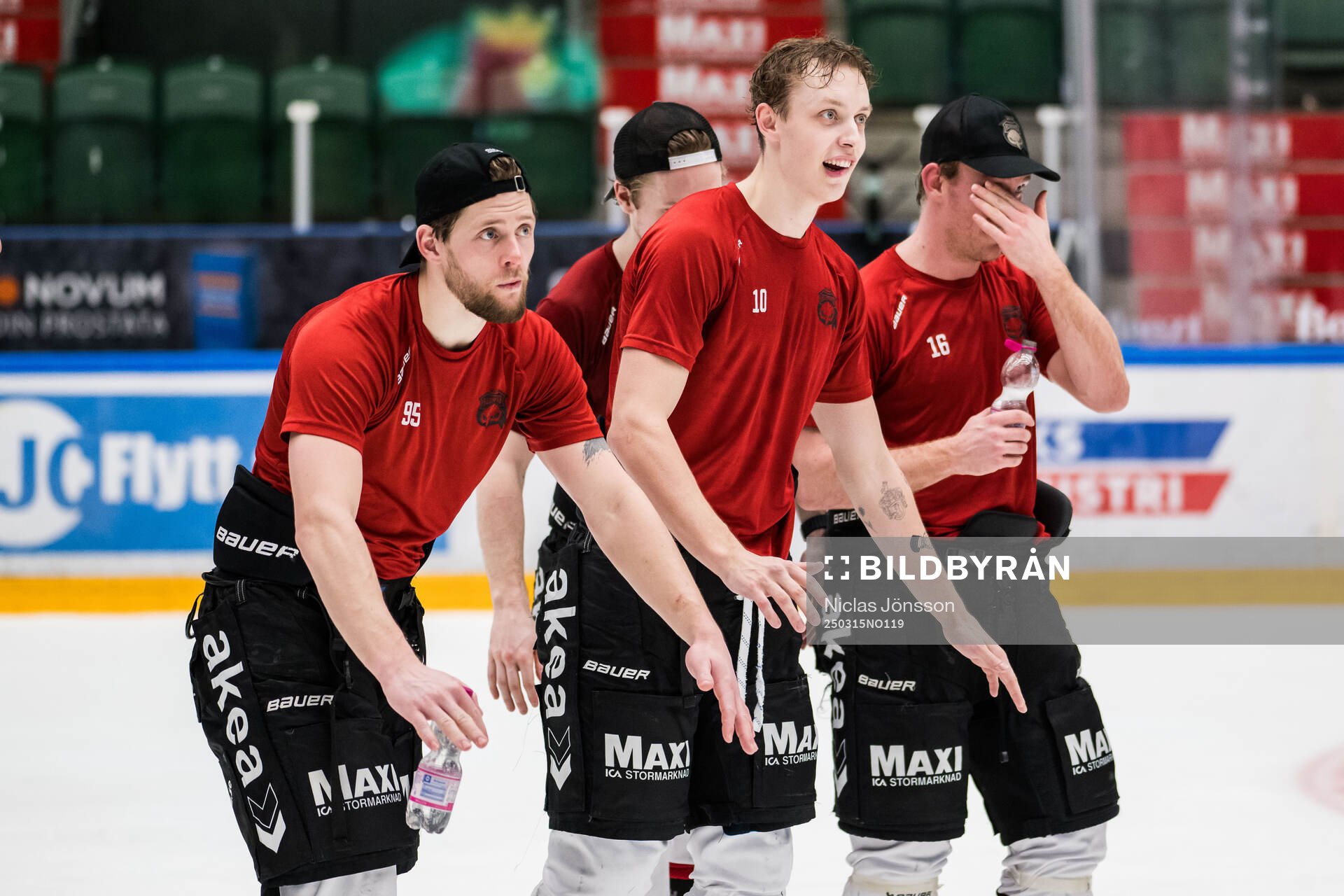Malmö Redhawks Carl Persson och William von Barnekow jublar