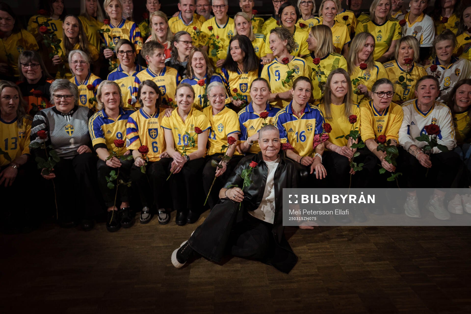 Hyllningskväll för Marika Domanski Lyfors. På bilden syns Victoria Sandell (fd Svensson), Anna Pohjanen och Caroline Jönsson, Hanna Ljungberg, Cecilia Sandell, Malin Lovén (fd Andersson), Therese Sjögran , Kristin Bengtsson, Caroline Seger, Malin Swedberg, Hedvig Lindahl, Thomas Dennerby, Peter Adolfsson, Håkan Pernhede, Annica Näsmark, Linda Nordin (fd Forsberg), Malin Moström, Jane Törnqvist, Karolina Westberg , Sara Johansson, Åsa Lönnqvist, Eva Larsson, Eva Zeikfalvy, Ulrika Carlsson, Anna-Lena Kjellman, Jessica Karlsson, Jonas Nystedt, Camilla Andersson, Carina Jerlow, Håkansson, Lotta Schelin, Therese Lundin, Elin Flyborg, Nilla Fischer, Annica Barsley (fd Svensson), Marie Hammarström, Kristin Hammarström, Stina Segerström, Anna Sjöström, Salina Jeppson (Olsson), Hanna Marklund, Sara Call, Frida Nordin, Jenny Engvall, Anna- Maria Carlsson, Frida Östberg, Rebecca Schelin, Kristin Jonsson, Annelie Nilsson, Sofia Eriksson, Ulla- Karin Thelin, Malin Gustafsson, Jessika Sundh och Sara Larsson den 15 mars 2025 i Stockholm.