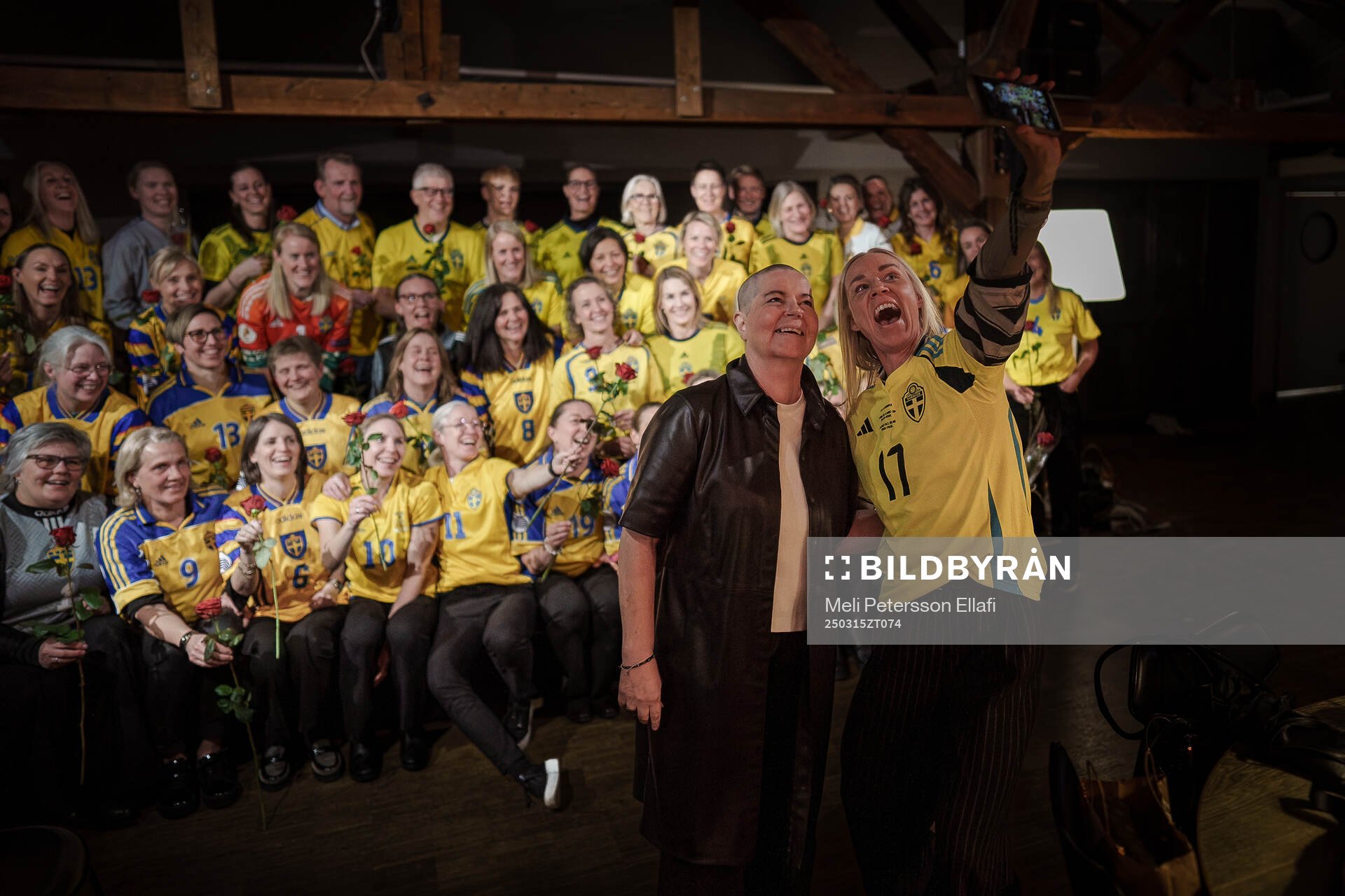 Marika Domanski Lyfors med Caroline Seger och övriga