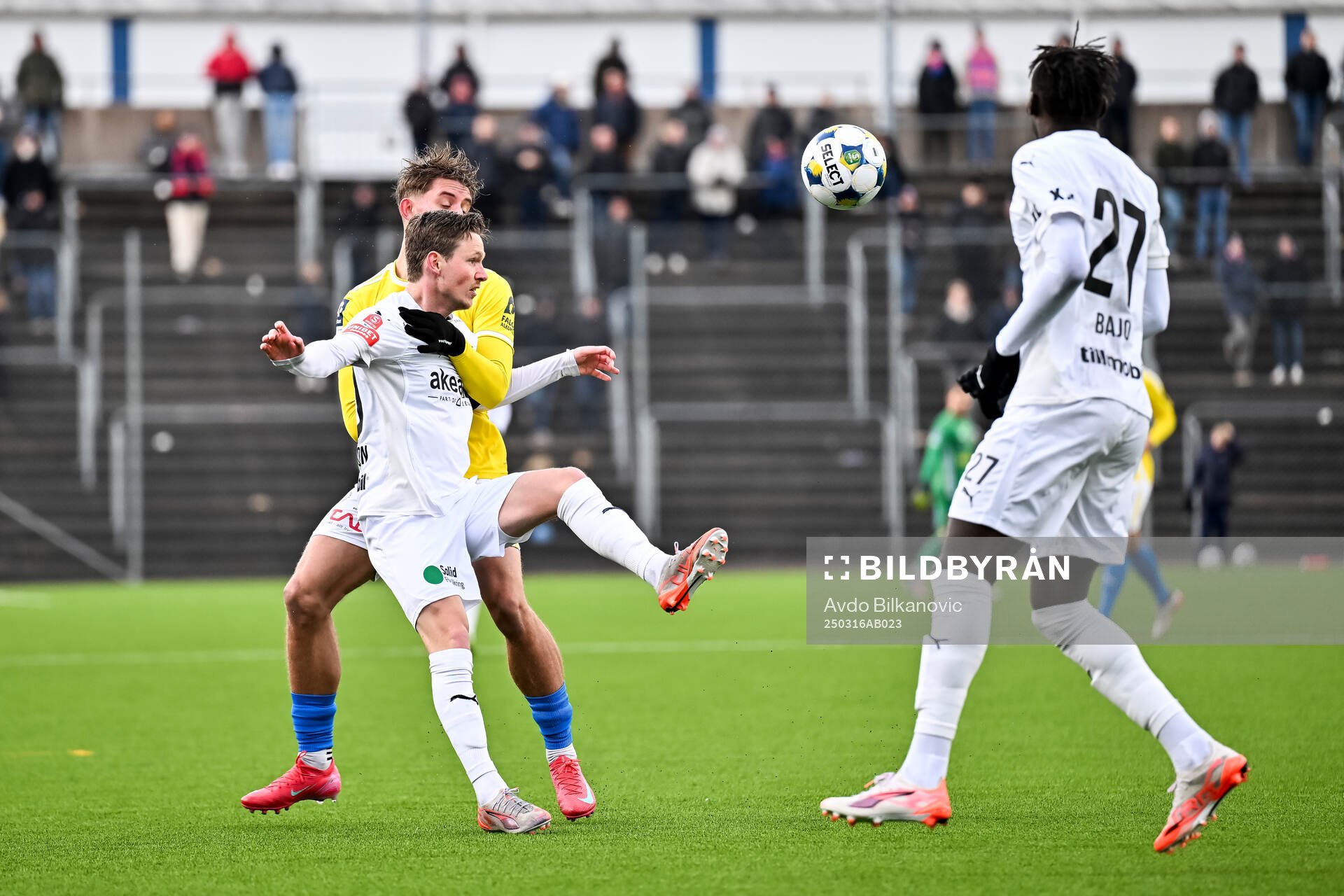 Helsingborgs Max Svensson och Falkenbergs Adam Ekenhard under träningsmatchen mellan Helsingborg och Falkenberg den 16 mars 2025 i Helsingborg.