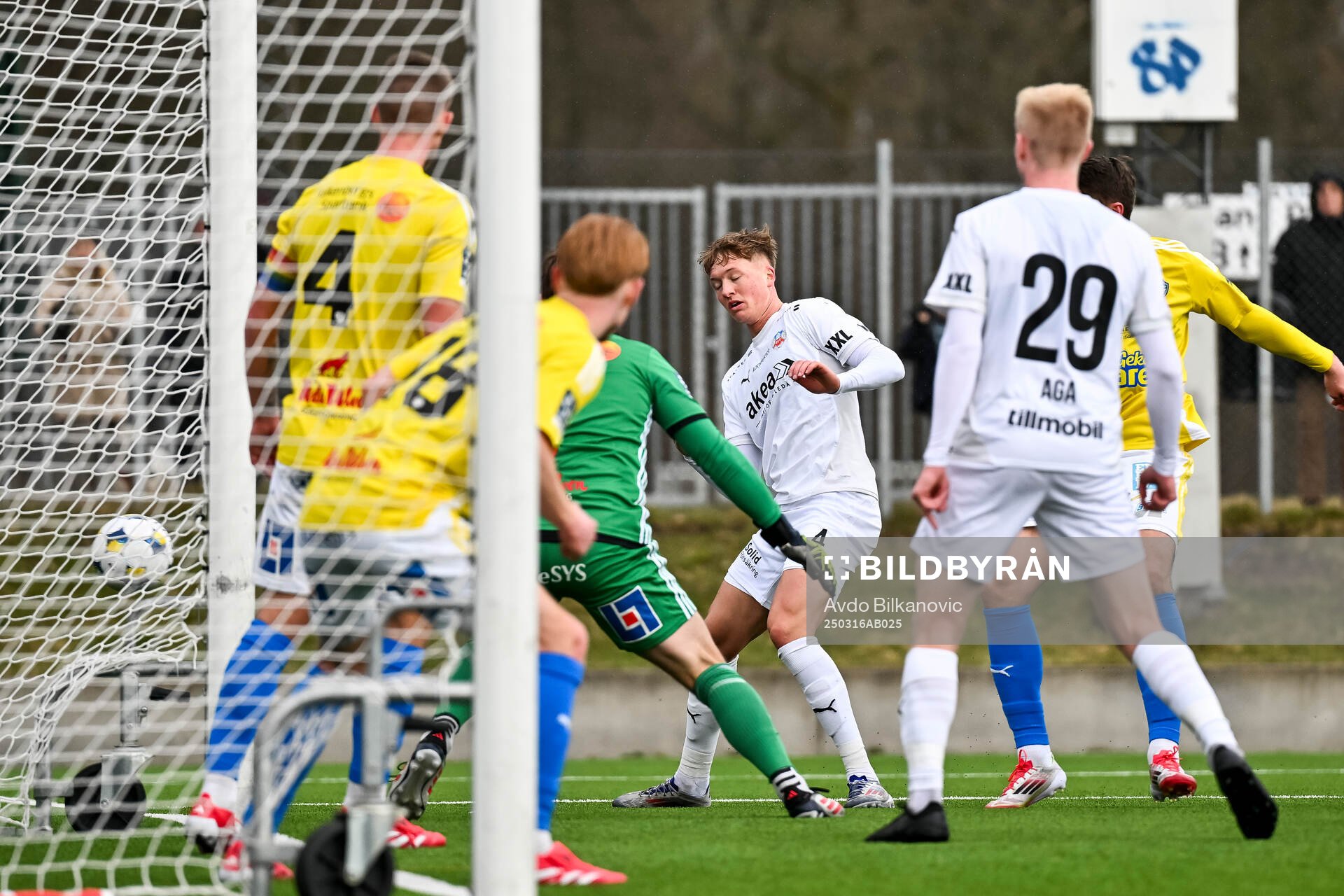 Helsingborgs Marcus Gudmann framför Falkenbergs målvakt