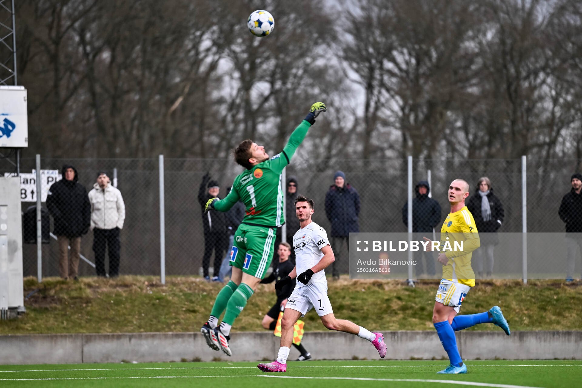 Helsingborgs Wilhelm Loeper kyfter bollen över Falkenbergs