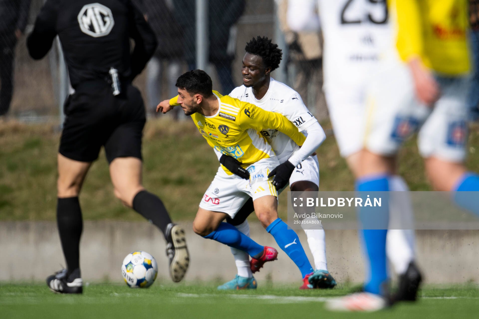 Helsingborgs Samuel Asoma och Falkenbergs Leonardo Farah