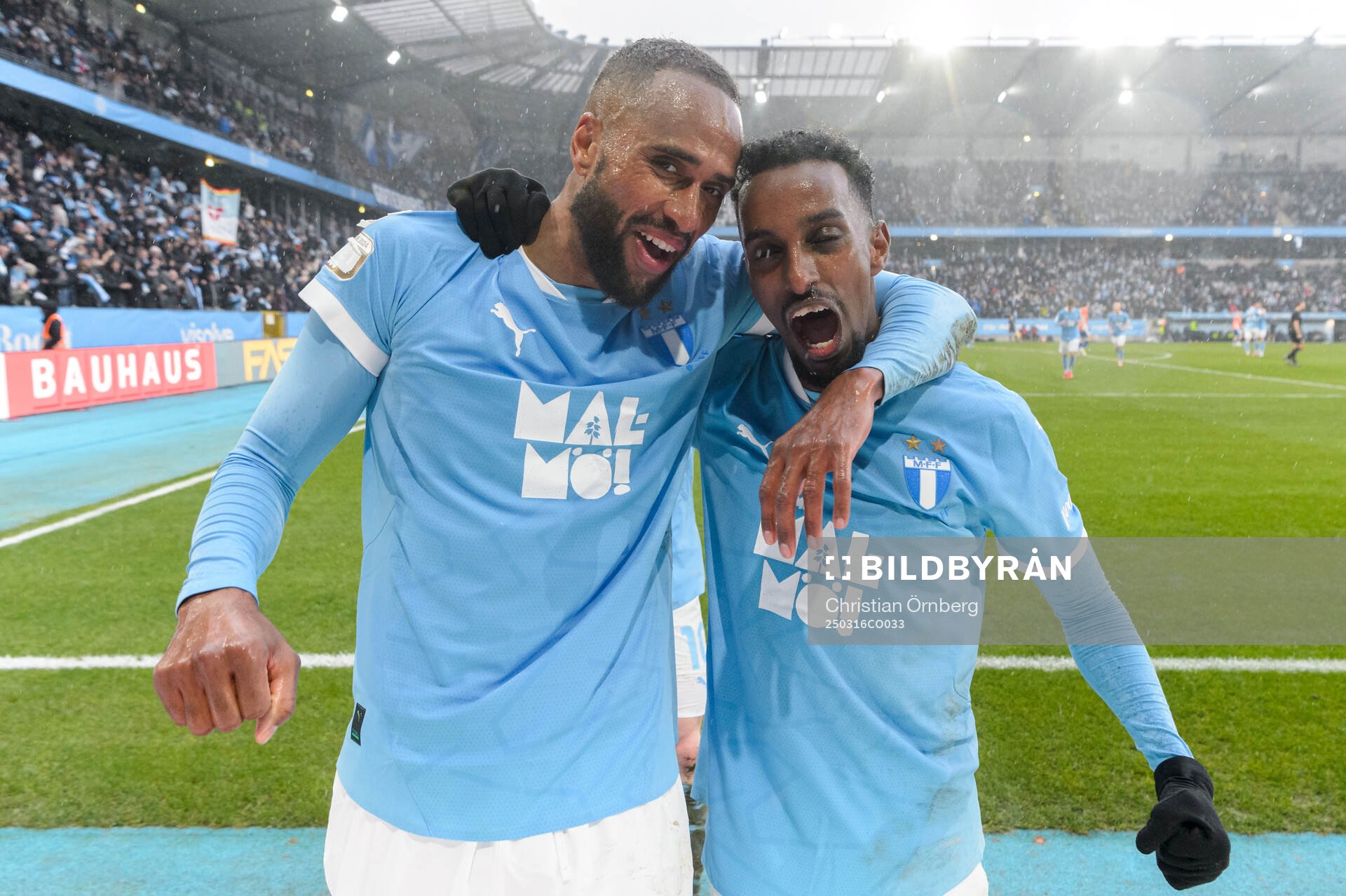 Malmö FFs Isaac Kiese Thelin och Taha Ali jublar