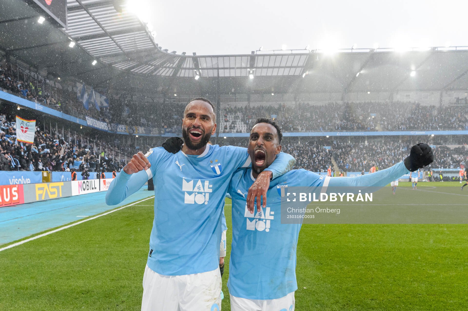 Malmö FFs Isaac Kiese Thelin och Taha Ali jublar