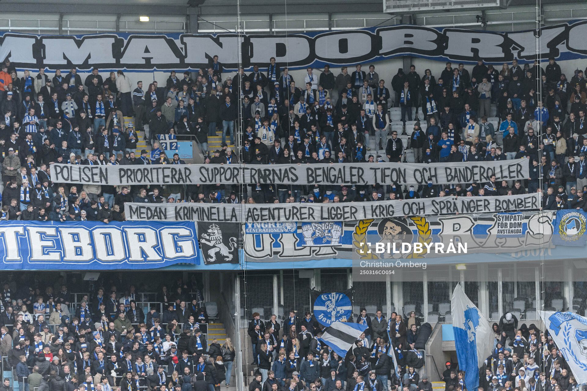 IFK Göteborgs supportrar med banderoller