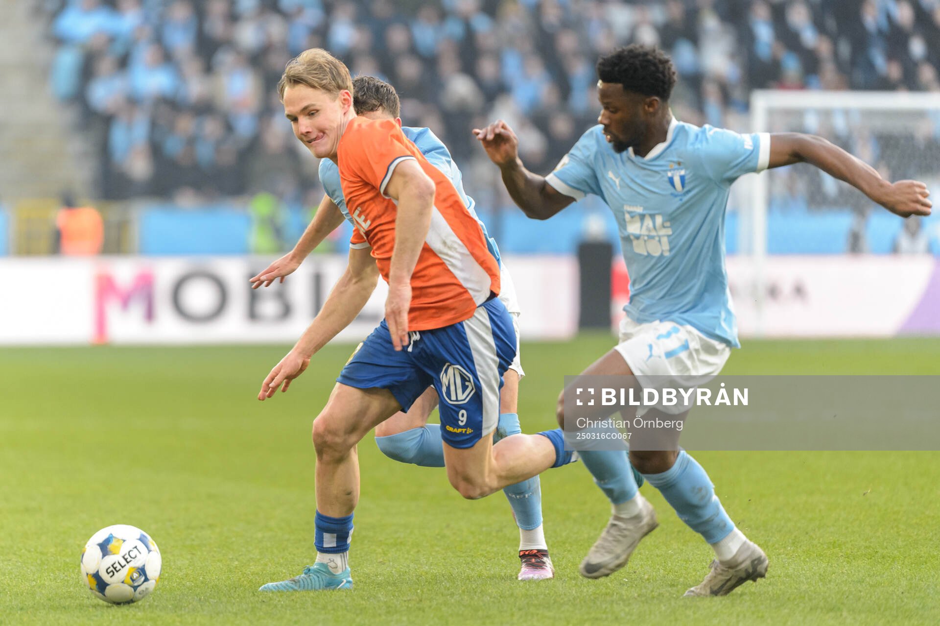 IFK Göteborgs Max Fenger och Malmö FFs Emmanuel Ekong