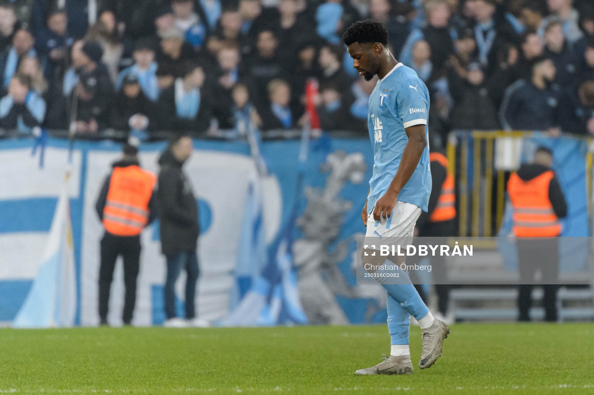 Malmö FFs Emmanuel Ekong deppar