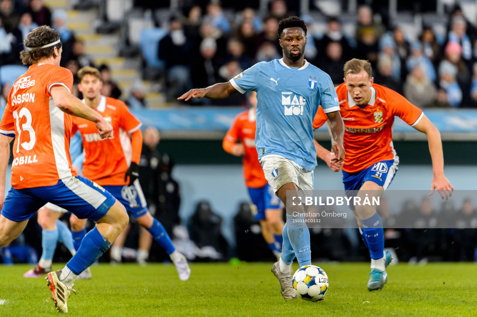 Malmö FFs Emmanuel Ekong och IFK Göteborgs Adam Carlén
