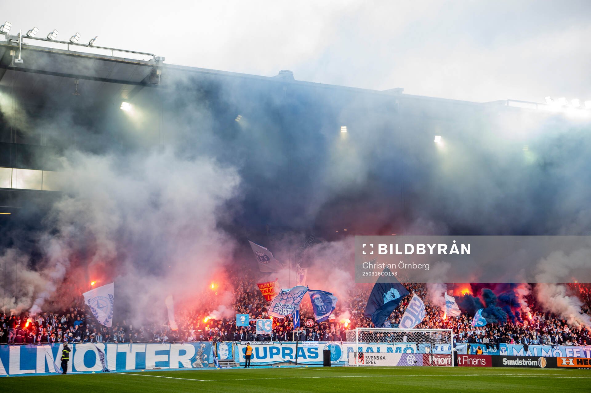 Malmö FFs supportrar tänder bengaler