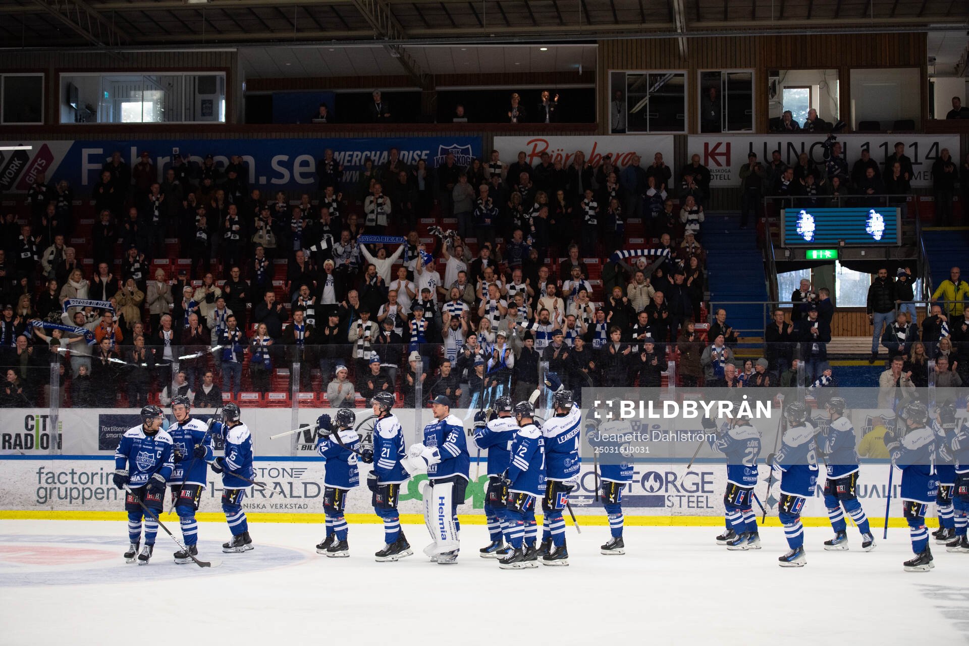 Karlskogas spelare jublar  kvartsfinal ett i