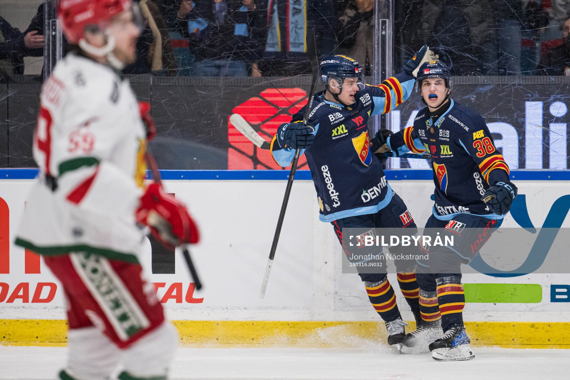 Djurgårdens Mattias Hävelid jublar med Victor Eklund