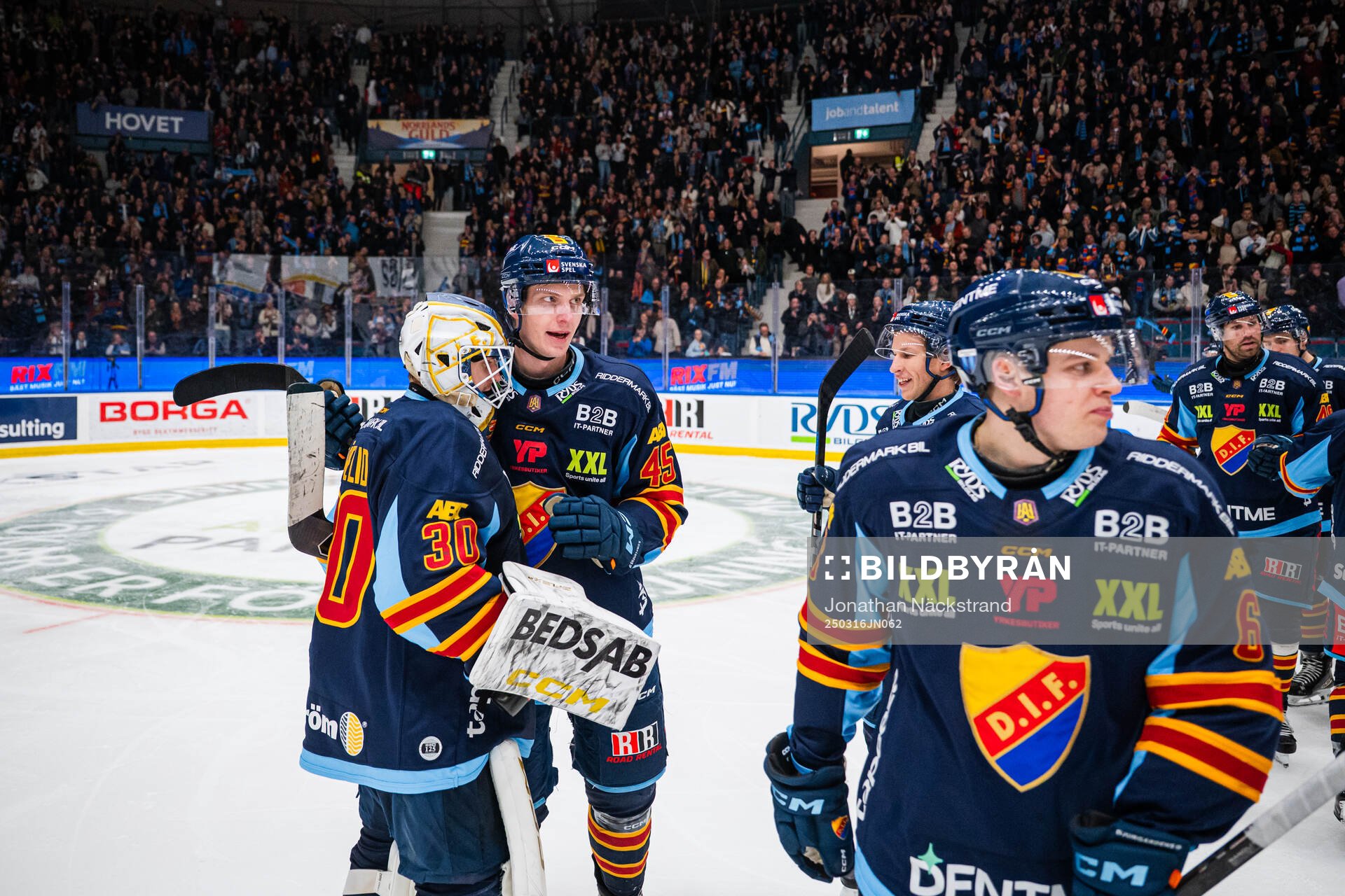 Djurgårdens målvakt Hugo Hävelid och Hugo Blixt jublar