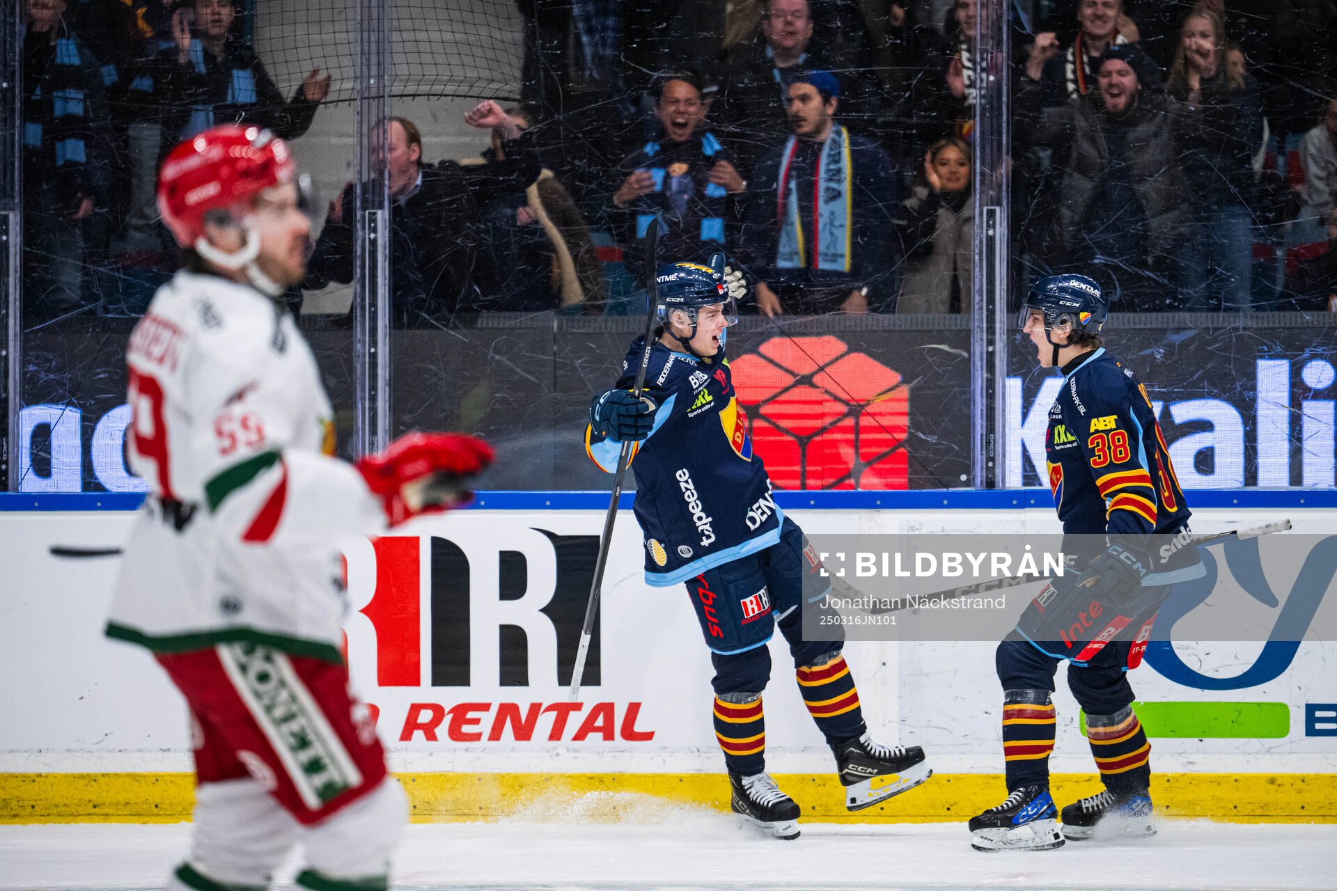 Djurgårdens Mattias Hävelid jublar med Victor Eklund