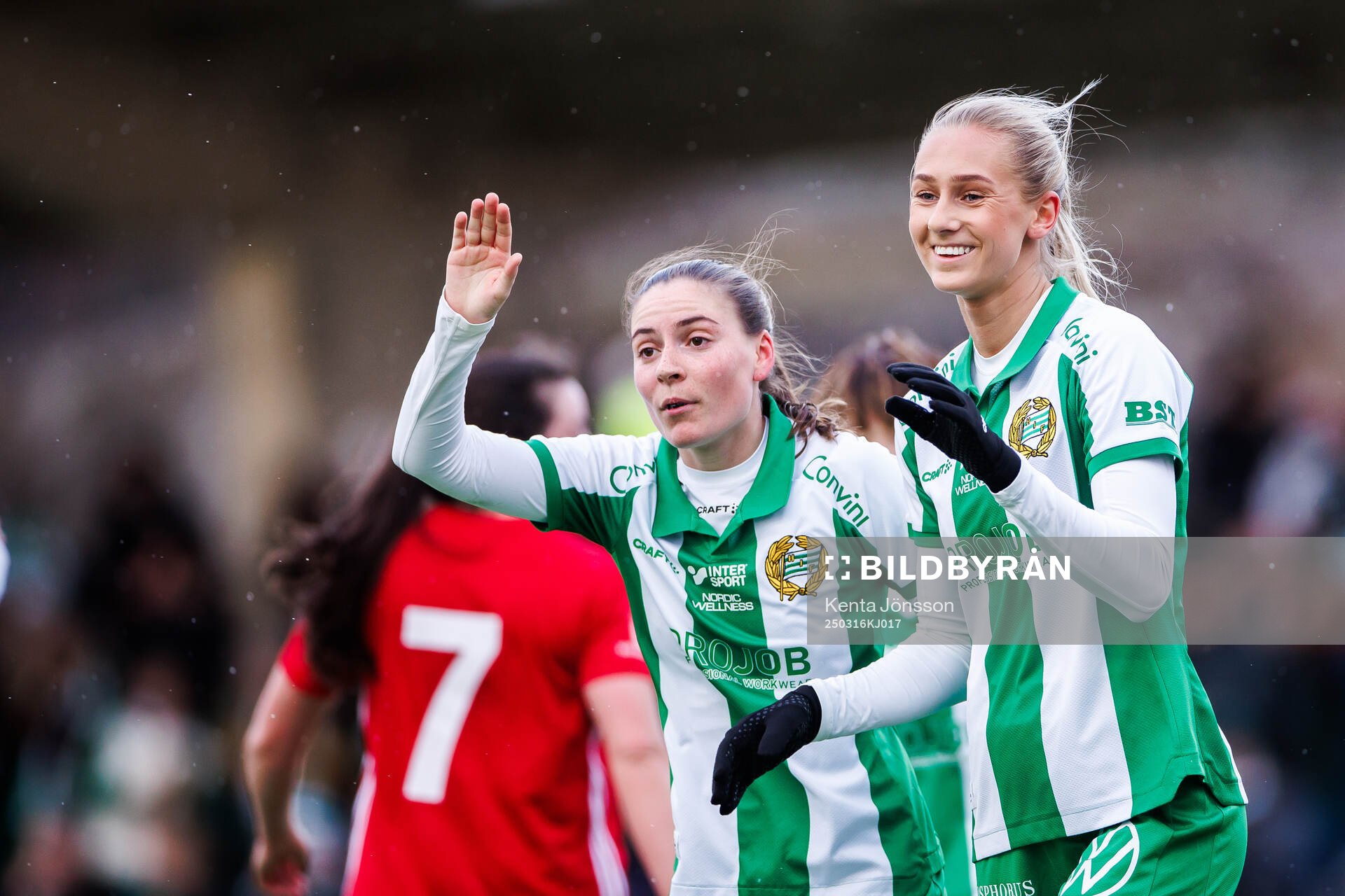 Hammarbys Ellen Wangerheim och Smilla Vallotto jublar efter 2-0 under fotbollsmatchen i Svenska Cupen mellan Hammarby och Piteå den 16 mars 2025 i Stockholm. 