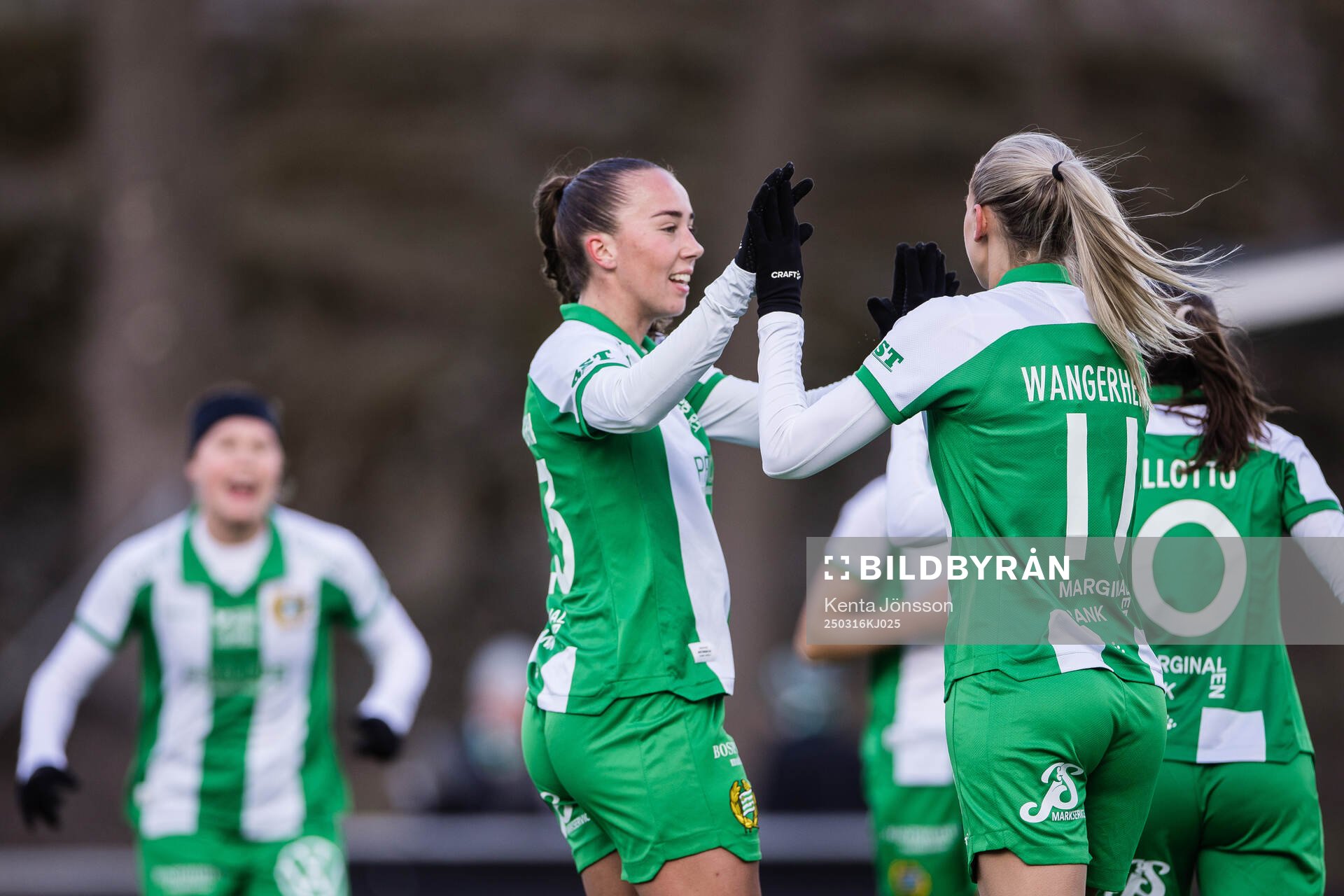 Hammarbys Athinna Persson Lundgren och Ellen Wangerheim jublar efter 1-0 under fotbollsmatchen i Svenska Cupen mellan Hammarby och Piteå den 16 mars 2025 i Stockholm.