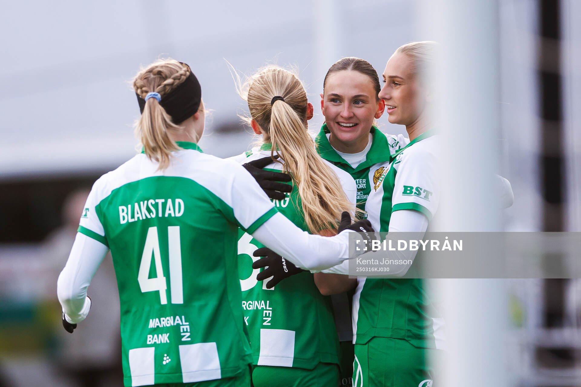 Hammarbys Vilde Hasund och Ellen Wangerheim jublar med