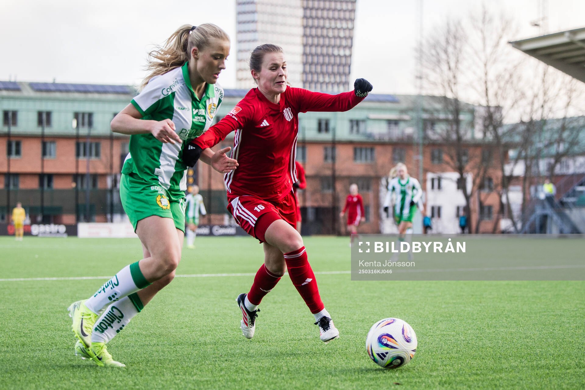 Hammarbys Smilla Holmberg och Piteås Emma Åström under fotbollsmatchen i Svenska Cupen mellan Hammarby och Piteå den 16 mars 2025 i Stockholm.