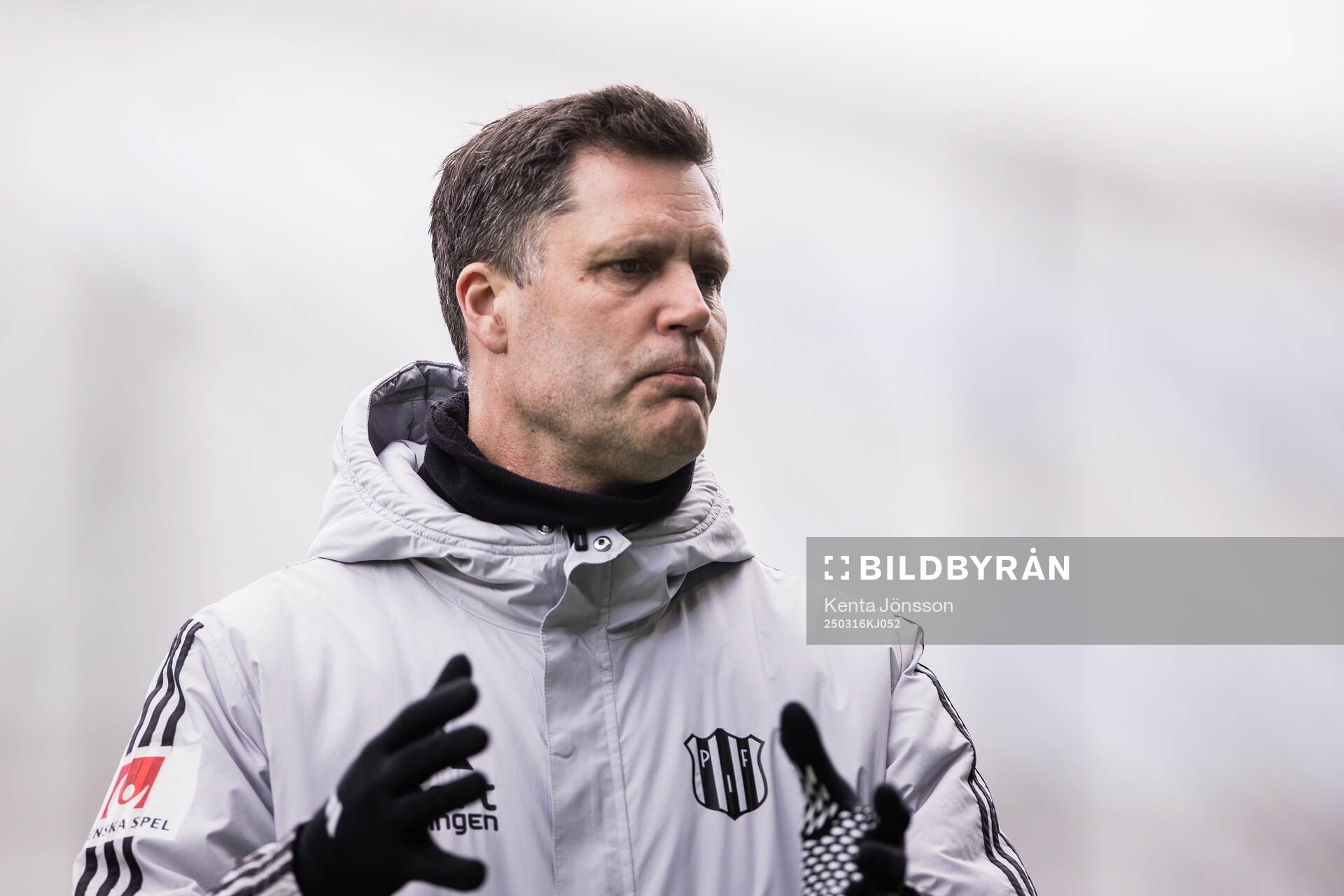 Piteås tränare Fredrik Bernhardsson under fotbollsmatchen i Svenska Cupen mellan Hammarby och Piteå den 16 mars 2025 i Stockholm. 
