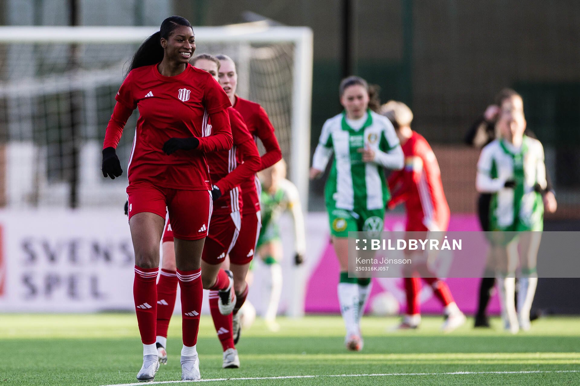 Piteås Sharon Sampson jublar efter 3-1 under fotbollsmatchen i Svenska Cupen mellan Hammarby och Piteå den 16 mars 2025 i Stockholm. 