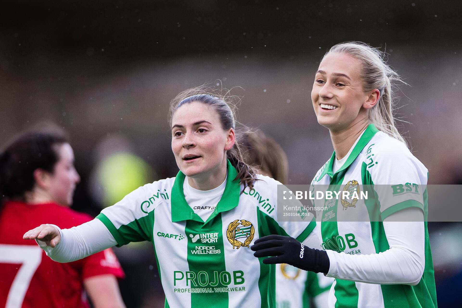 Hammarbys Smilla Vallotto ooh Ellen Wangerheim jublar efter 2-0 under fotbollsmatchen i Svenska Cupen mellan Hammarby och Piteå den 16 mars 2025 i Stockholm. 