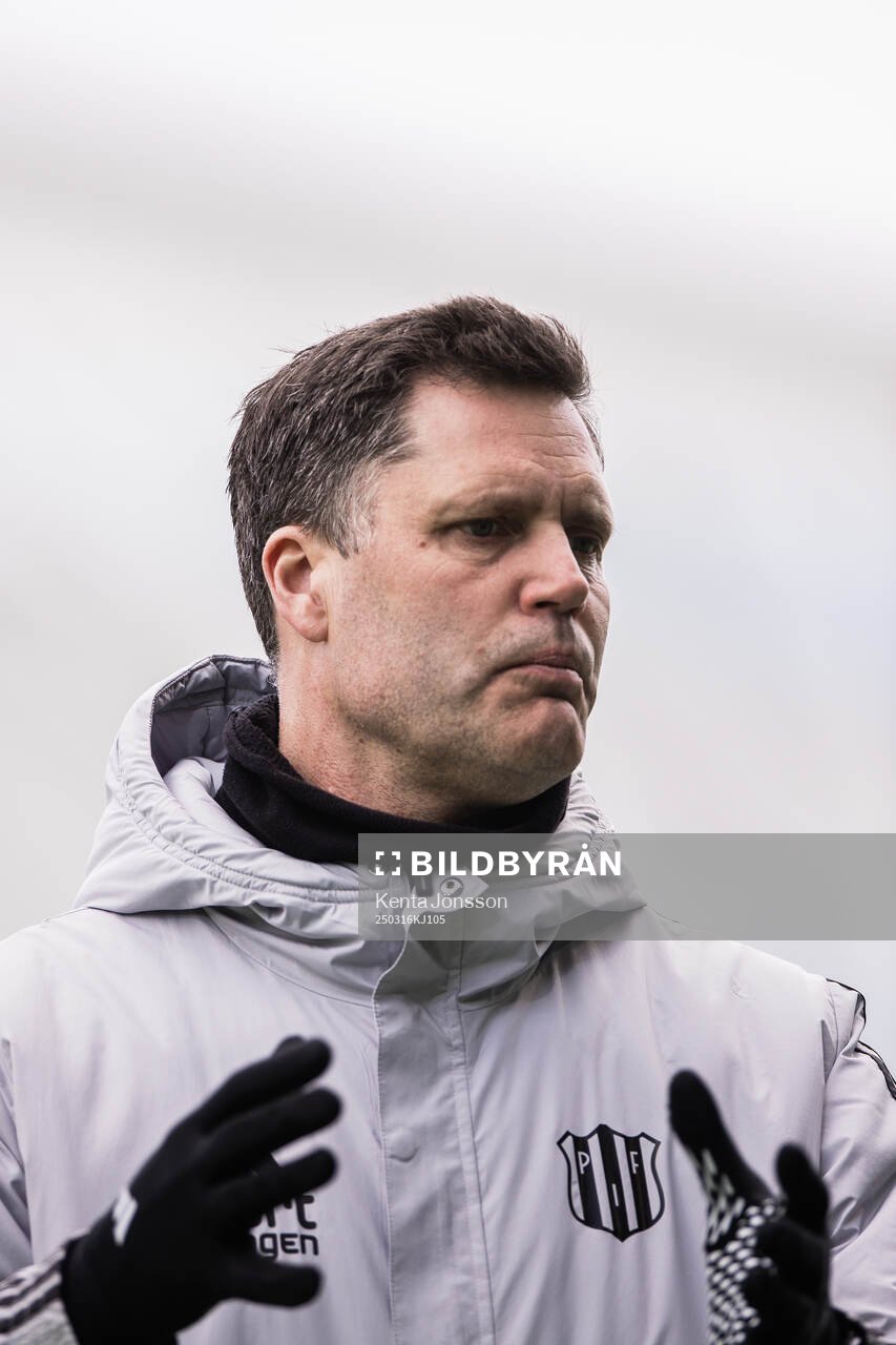 Piteås tränare Fredrik Bernhardsson inför fotbollsmatchen i Svenska Cupen mellan Hammarby och Piteå den 16 mars 2025 i Stockholm. 