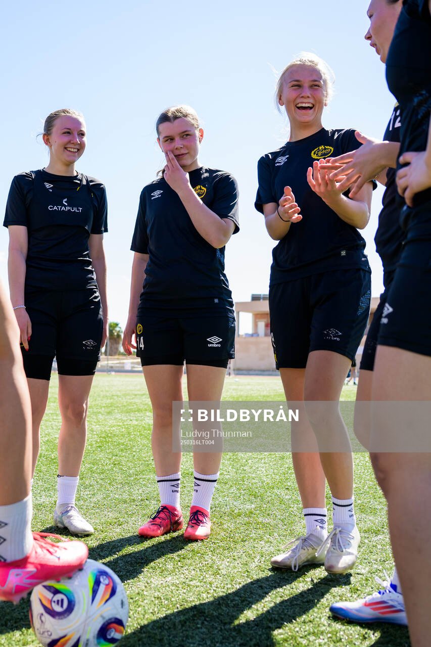 Hanna Gunnarsson, Elin Flakberg och Linn Sångberg under en träning med Elfsborg den 16 mars 2025 i Colonia de Sant Jordi. 