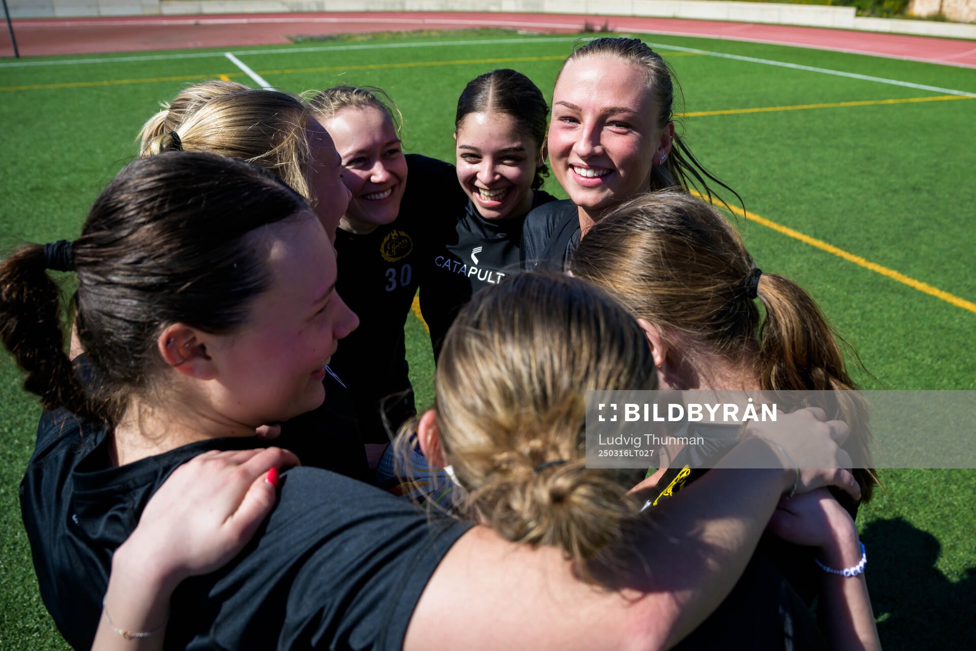 målvakt Lisa Högmark, Stina Jensen och Jennifer Brinck under en träning med Elfsborg den 16 mars 2025 i Colonia de Sant Jordi. 