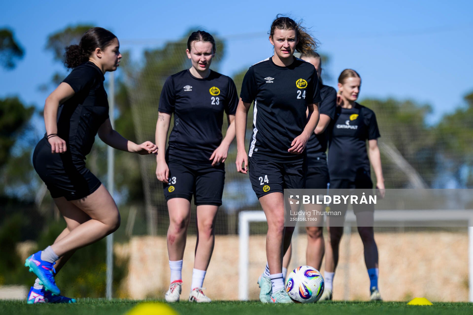 Ellen Nilsson och Ida Backlund under en träning med Elfsborg den 16 mars 2025 i Colonia de Sant Jordi. 