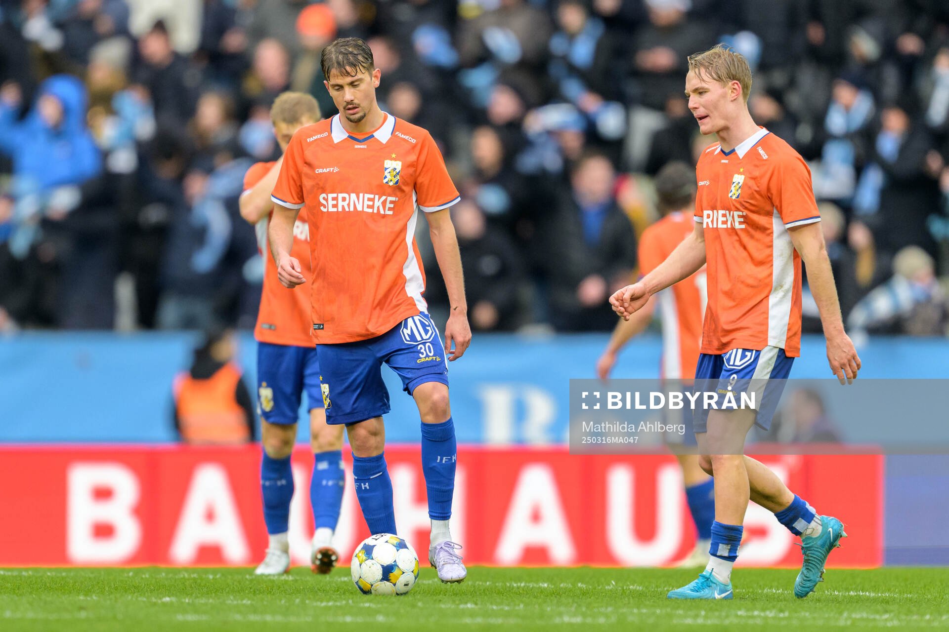IFK Göteborgs Ramon Pascal Lundqvist och Max Fenger deppar